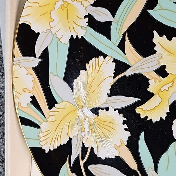 Saji 10" Collectors Plate - Picture 6 of 6